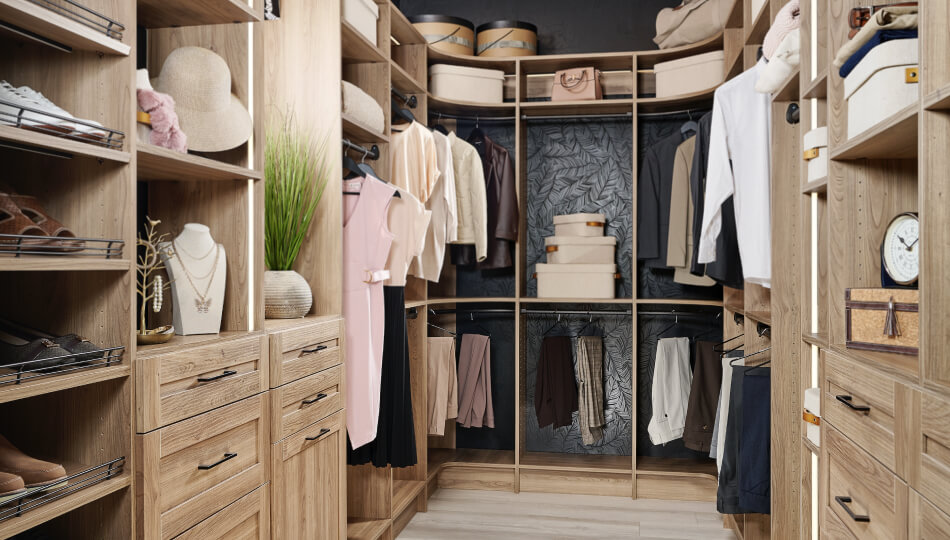 MasterSuite in Natural Blonde with Shaker Drawer Fronts and Modern Pulls